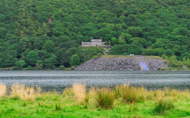 Llianberis Gölü ve çevresi çarpıcı manzara