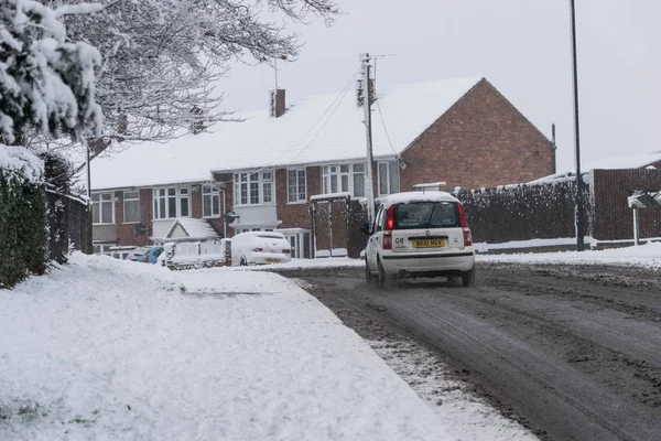 英国考文垂 10-12-2017: 大雪、被雪覆盖的汽车和受交通影响. — 图库照片