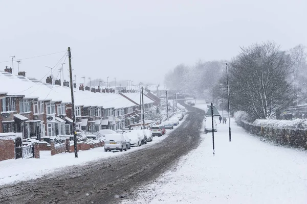英国考文垂 10-12-2017: 大雪、被雪覆盖的汽车和受交通影响. — 图库照片