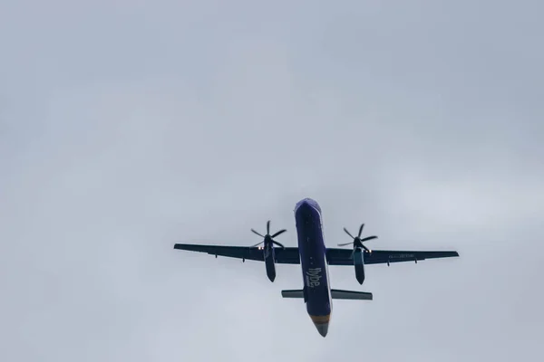 Birmingham International Airport, Birmingham, Storbritannien - 28 oktober 2017: ett Flybe Airlines flygplan tar fart i Birminghams internationella flygplats. — Stockfoto