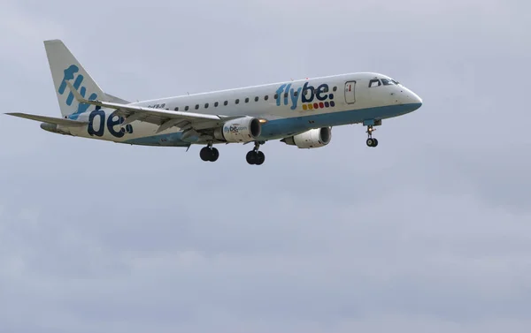 Birmingham International Airport, Birmingham, Storbritannien - 28 oktober 2017: ett Flybe Airlines flygplan landar i Birminghams internationella flygplats. — Stockfoto