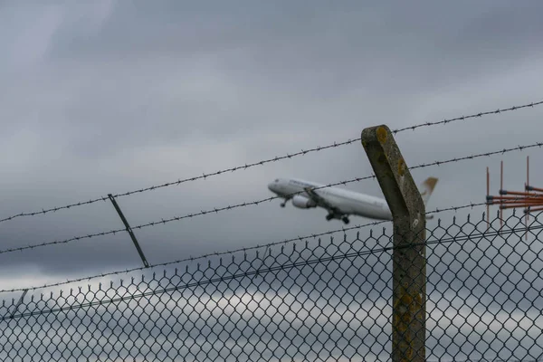 Birmingham International Airport, Birmingham, Storbritannien - 28 oktober 2017: planet landar i airfield omgiven av staket och varningsskyltar för säkerhet. — Stockfoto