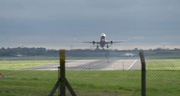 Passagerare flygplan som lyfter från bana, begreppet flygplan transport och resor affärer industri — Stockfoto