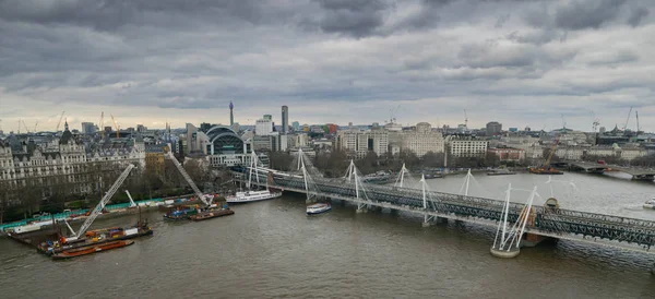 Londres, Reino Unido, 17 de febrero de 2018: Paisaje urbano aéreo sobre el río Támesis cerca de Haugerford Bridge con Charing Cross Station —  Fotos de Stock