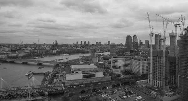 Londres, Reino Unido, 17 de febrero de 2018: Vista aérea del paisaje urbano de Londres con el puente Hungerford sobre el río Támesis — Foto de Stock