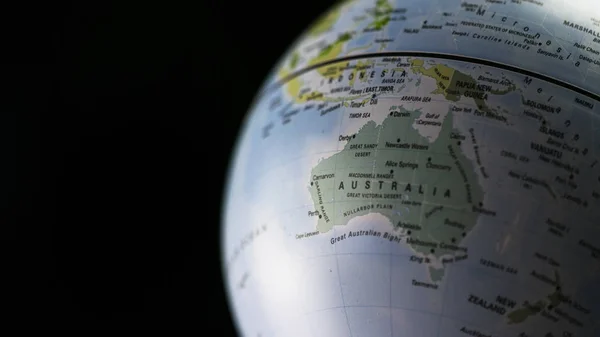 Ausztrália Térkép a világon, a fekete háttér. — Stock Fotó