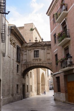 Calle de la Barchilla, katedral ve Valencia Başpiskoposluk arasında kemer