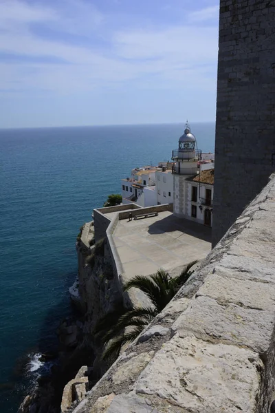 Turistik köy Peiscola yılında deniz feneri görünümlerini.