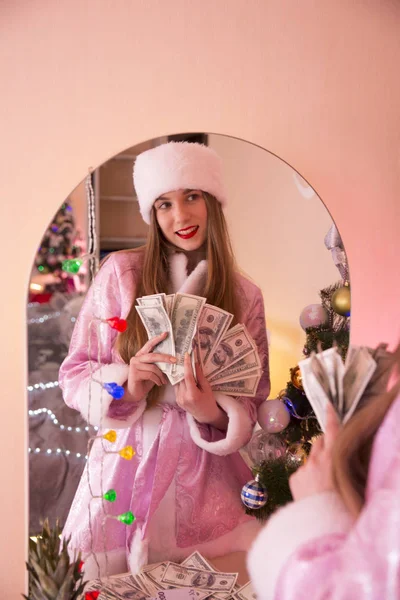 Snow Maiden ragazza sexy e un sacco di soldi dollari e euro — Foto Stock