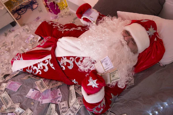 Święty Mikołaj jest pływanie w pieniądze, Dolar i euro Obraz Stockowy