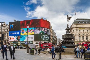İş adamları ve turistler Piccadilly Circus