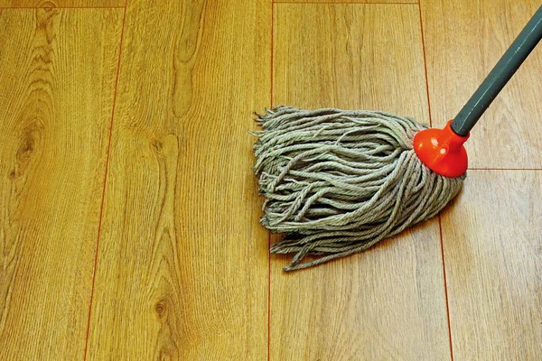 Lavaggio pavimento in legno con mocio bagnato — Foto Stock