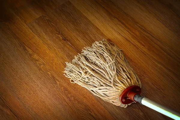 Lavare il pavimento in legno con un vecchio straccio — Foto Stock