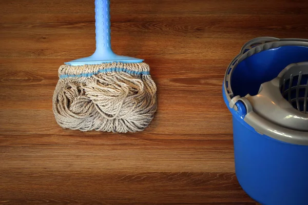 Equipamento de limpeza no chão de madeira — Fotografia de Stock