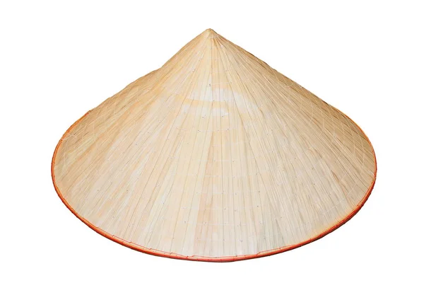 Азиатская бамбуковая шляпа над белым — стоковое фото