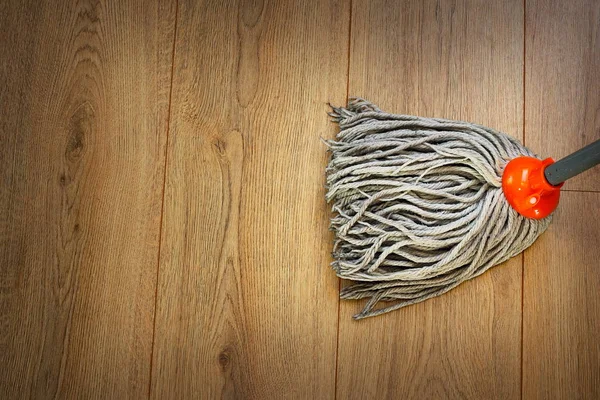 Detalhe de um esfregão em parquet de madeira — Fotografia de Stock