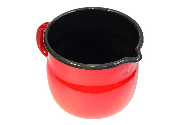 Красная окрашенная металлическая посуда на белом фоне — стоковое фото