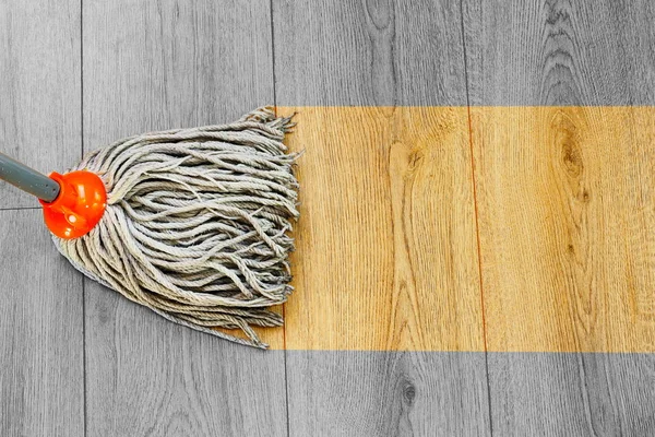Lavagem de pó no chão de madeira com esfregão — Fotografia de Stock