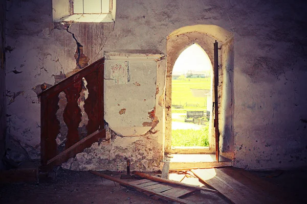 Innenraum der verlassenen gotischen Kirche — Stockfoto
