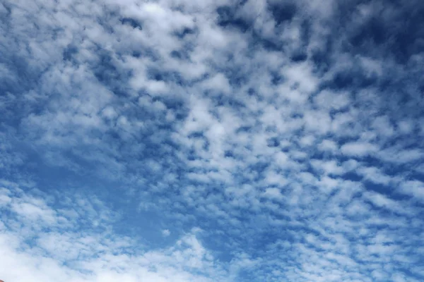 Niebieski zachmurzone niebo tło — Zdjęcie stockowe