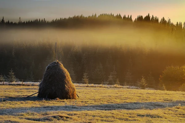 Heuhaufen im ländlichen Bergland — Stockfoto