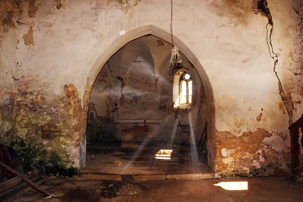 Strålar av ljus i övergivna gotiska kyrka — Stockfoto