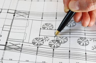 Mimar Proje planı üzerinde kalemle işaret