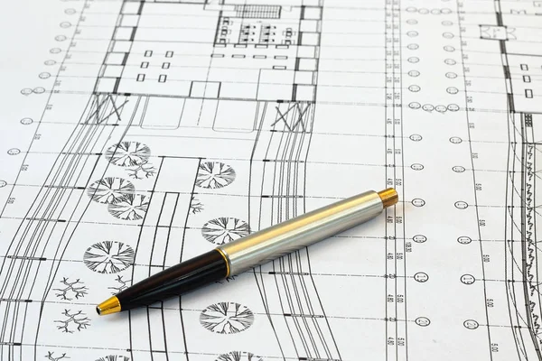 ペンと建設の下書きと建築家の机 — ストック写真