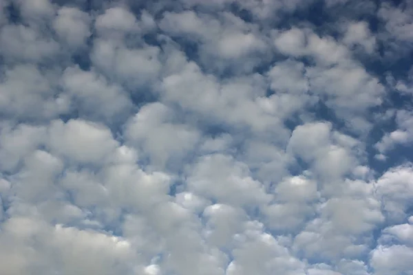 Bolyhos felhők felett az ég — Stock Fotó