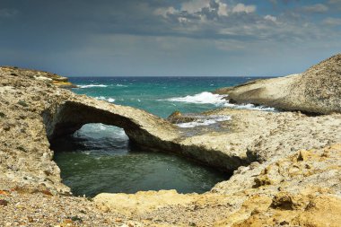 Milos Adası güzel deniz kıyısı