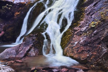 Romanya 'nın Rachitele kentinde güzel bir şelale (gelin duvağı, Valul Miresei)