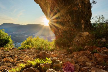 Öğrencilerin mağarasında güzel bir gün batımı, Trascau dağları, Romanya