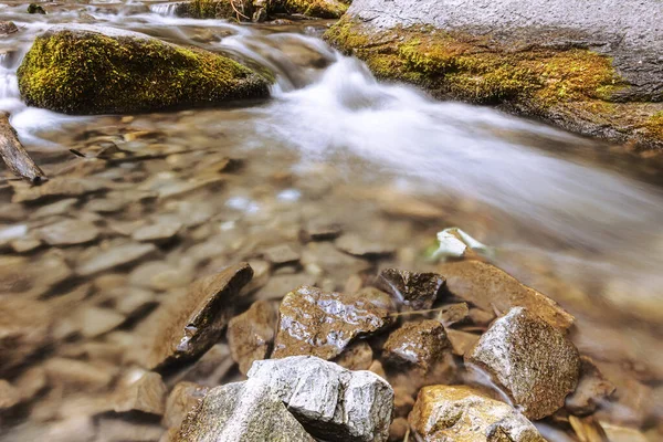 Detail Des Gebirgsbaches Über Den Felsen Der Herbstsaison — Stockfoto