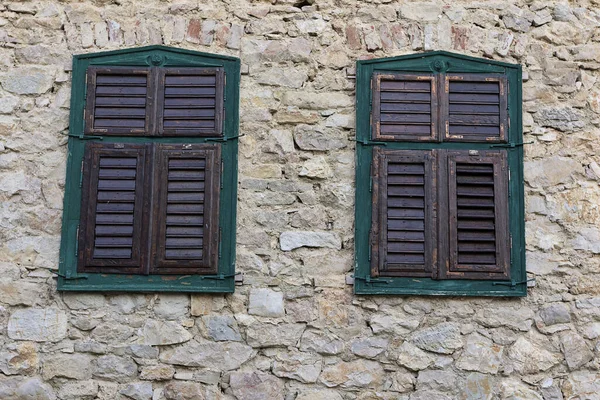 Dos Ventanas Casa Antigua Con Paredes Exteriores Piedra Persianas Madera — Foto de Stock