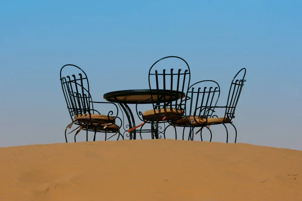 Mesa de chá com cadeiras no deserto do Saara, Marrocos — Fotografia de Stock