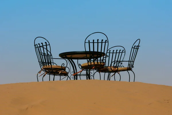 Theetafel met stoelen in de Sahara woestijn, Marokko Rechtenvrije Stockfoto's