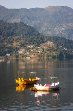 Tekne Phewa gölde Pokhara, Nepal