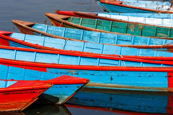 Lodě na jezera Phewa, Pokhara, Nepál — Stock fotografie