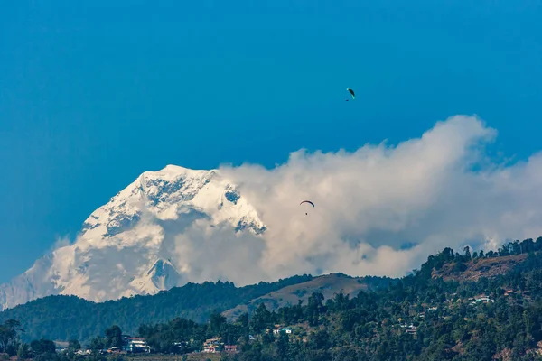 Padákové kluzáky nad Hiunchuli, Pokhara, Nepál — Stock fotografie