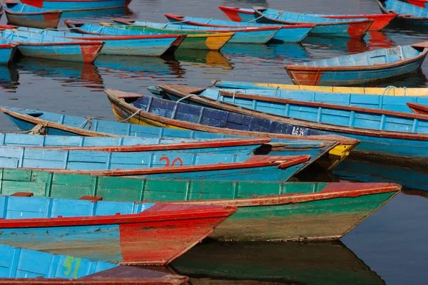 Lodě na jezera Phewa, Pokhara, Nepál — Stock fotografie