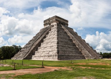 Siyah beyaz görünümü Tüylü yılan piramit (el Castillo) Chichen Itza, Yucatan, Meksika'nın arkeolojik sitesi