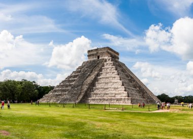 Tüylü yılan piramit (el Castillo) arkeolojik alanında Chichen Itza, Yucatan, Meksika'nın panoramik manzaralı