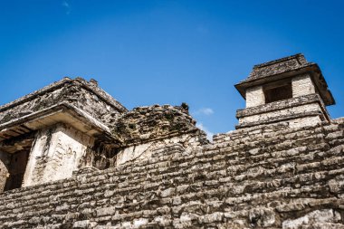 Kalıntılar üzerinde mavi bir gökyüzü, Palenque Arkeolojik Sit, Chiapas, Meksika.