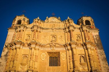 Santo Domingo'nun kilise San Cristobal de las Casas, Chiapas, Meksika masmavi bir gökyüzü ile yüzünde oymalar.
