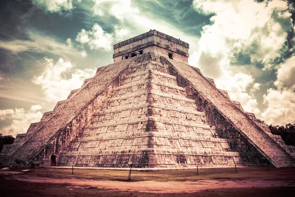 Tüylü yılan piramit (el Castillo) arkeolojik alanında Chichen Itza, Yucatan, Meksika'nın kademeli görünümünü renk