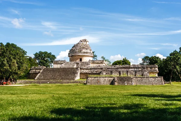 Chichen Itza, Yucatan, Meksika eski gözlemevinde panoramik manzaralı