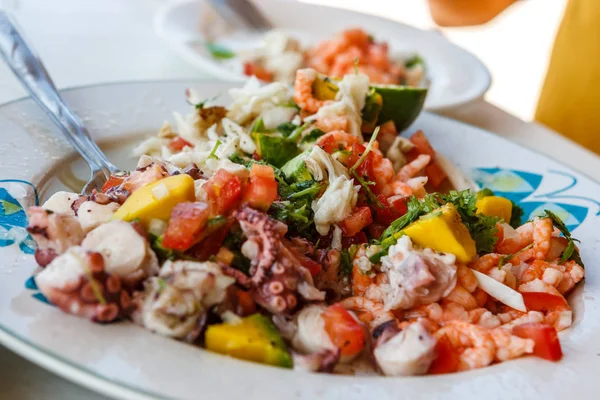 Ayrıntılı bir Ceviche geleneksel balık giyinmiş kişniş (kişniş) ve kireç, Celestun, Yucatan, Meksika