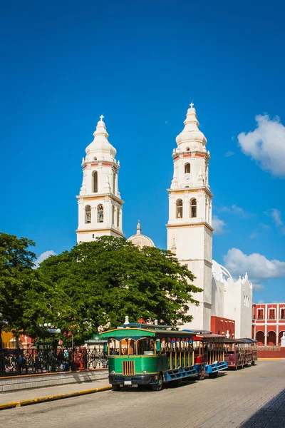 Bonde Vintage Frente Catedral Campeche México — Fotografia de Stock