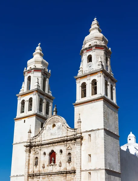 Campeche katedral ona mavi gökyüzü, Meksika Steeples detay.