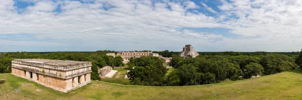 Panorama Vali Sarayı (Palacio del Gobernador), Uxmal sit alanı, Yucatan, Meksika.